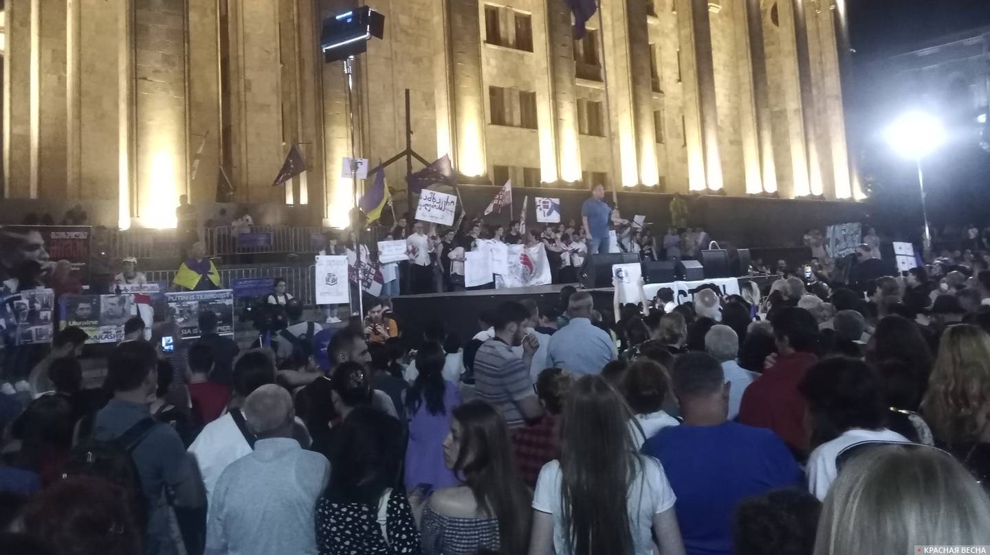 Антиправительственный митинг грузинской оппозиции у здания парламента в Тбилиси