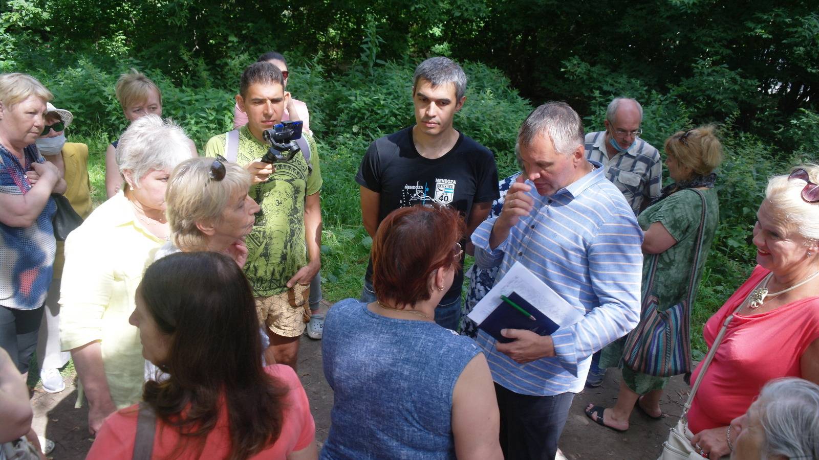 Замглавы Щёлковской администрации Дмитрий Воробьев беседует с защитниками «Пионерского парка»