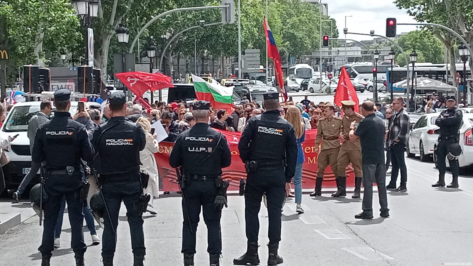 Испанская полиция охраняет шествие «Бессмертного полка» в Мадриде