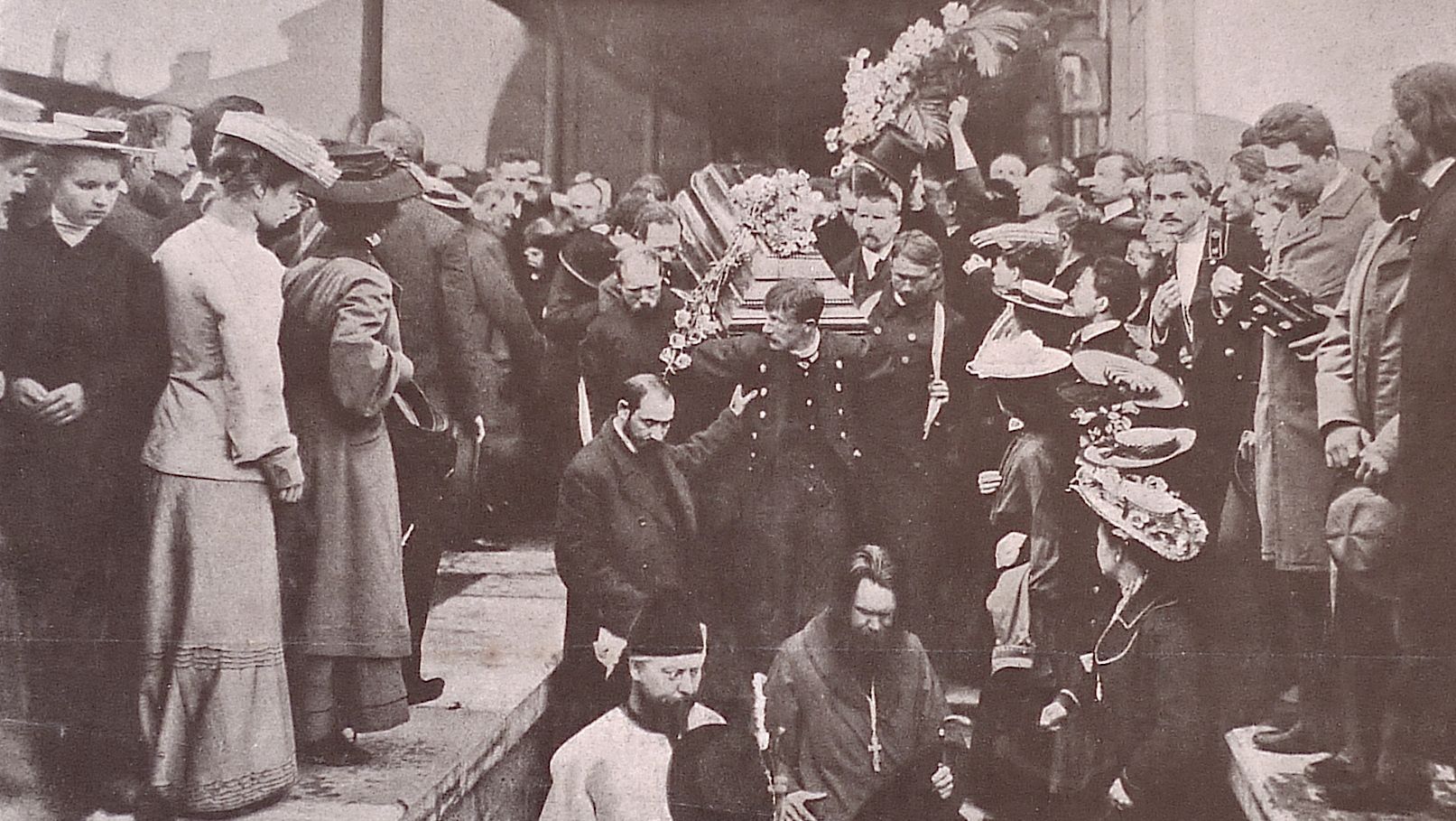На Николаевском вокзале. Вынос из вагона гроба с телом А. П. Чехова