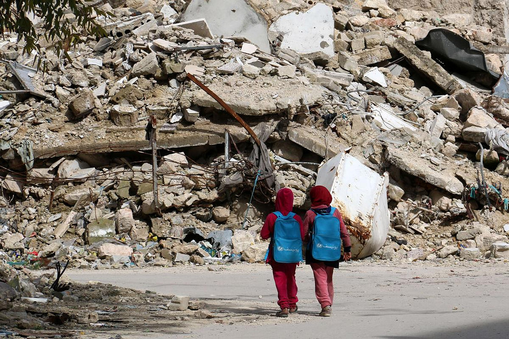 Сирийские девочки на пути домой из школы [(cc) Jordi Bernabeu Farrús]