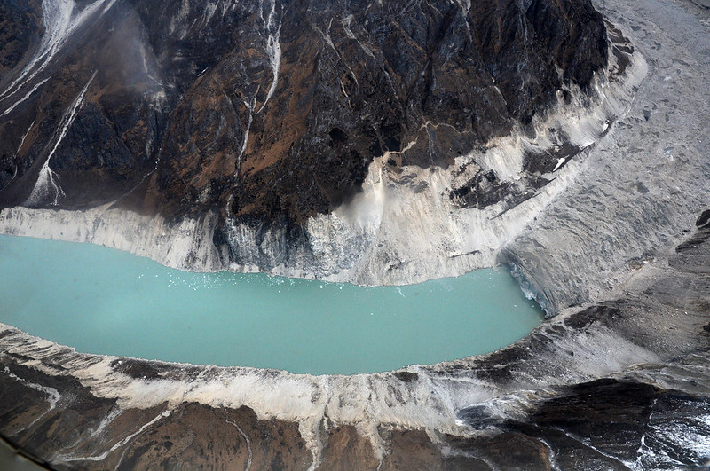 Ледник Тулаги в горном хребте Мананг в Гималаях, медленно тает, превращаясь изо льда в озеро с водой 
