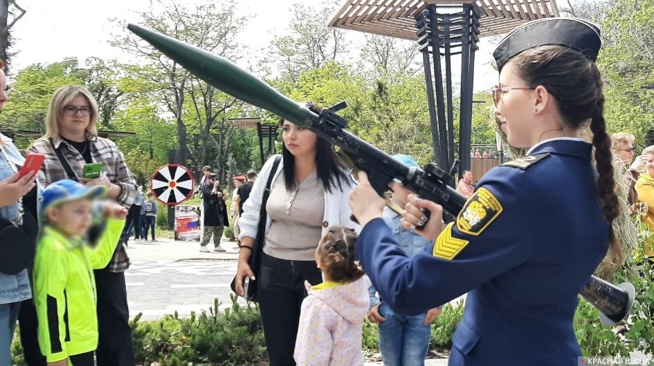 Девушка с образцом вооружения, 9 мая 2024 года, Новороссийск