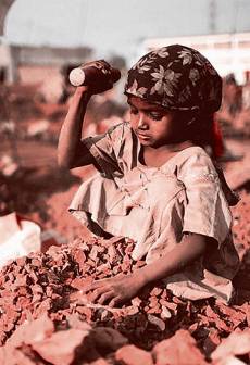Девочка, работающая дробильщицей кирпичей на фабрике в Дакке