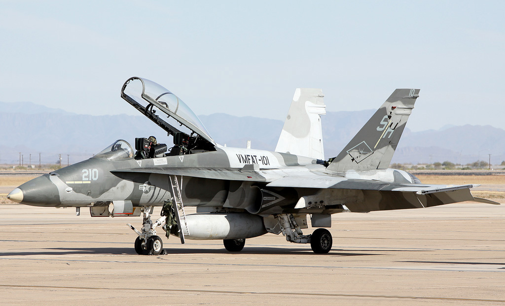 F-18 на военной базе морской пехоты в Сан-Диего [globalaviationresource.com]