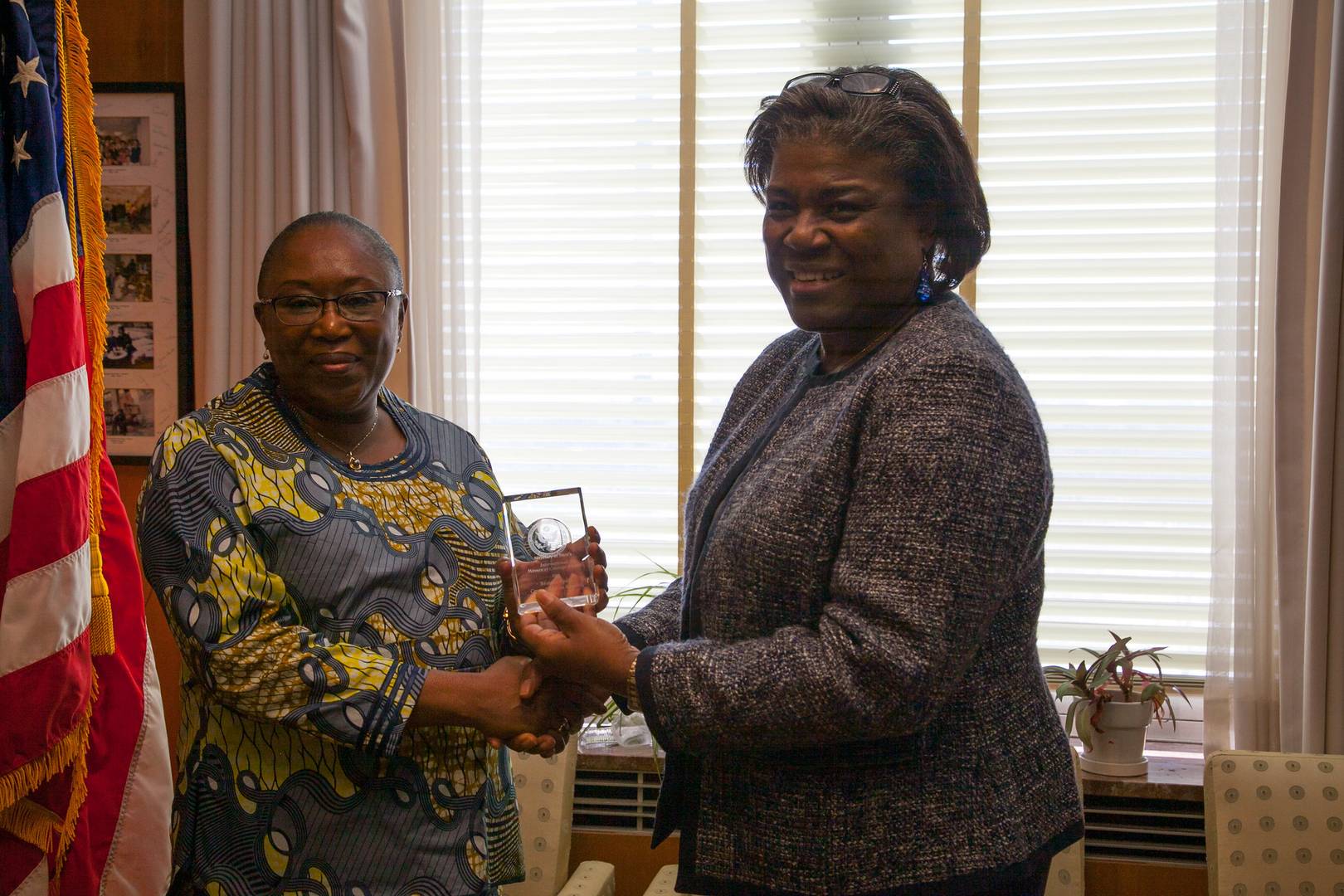 Помощник госсекретаря Линда Томас-Гринфилд, вручает Международную премию за смелость Беатрис Эпай президенту Fondation Voix du Coeur из Центральноафриканской Республики