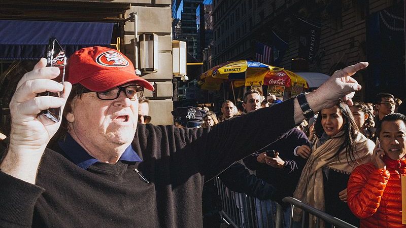 Майкл Мур на марше против Дональда Трампа. Нью-Йорк. 12.11.2016. Автор: mathiaswasik from New York City, USA, лицензия: CC BY 2.0
