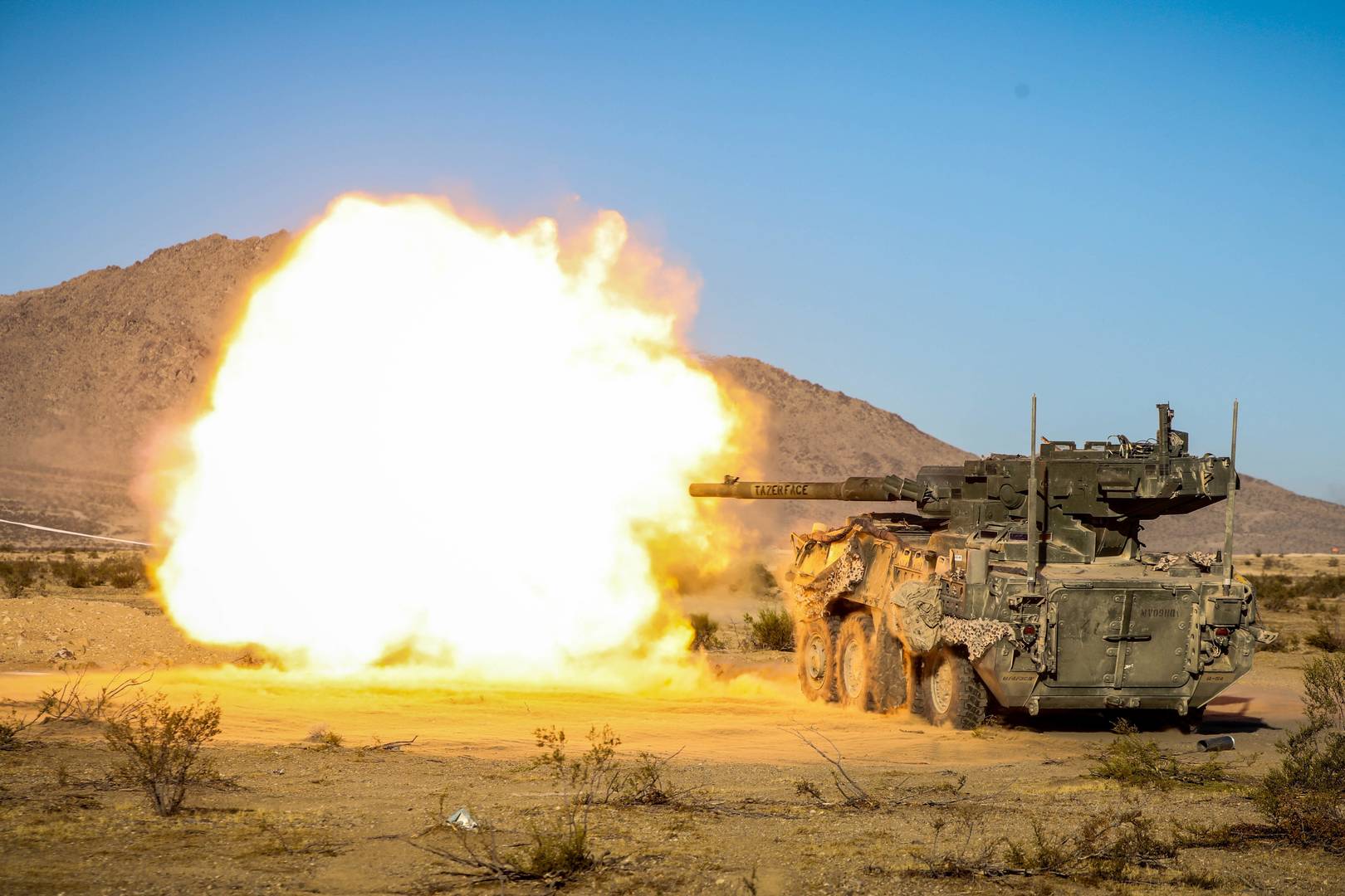 M1128 Stryker ведет огонь на учениях в форте Ирвин, Калифорния, 2019 год