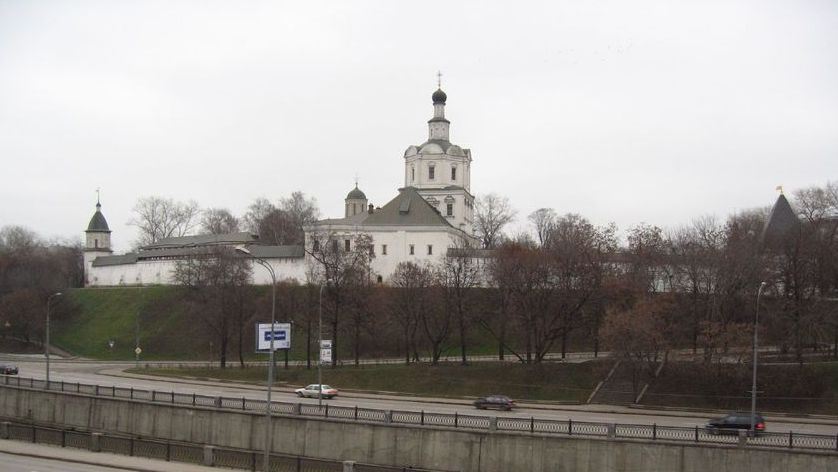 Вандалы повредили поклонный крест у московского Андроникова монастыря
