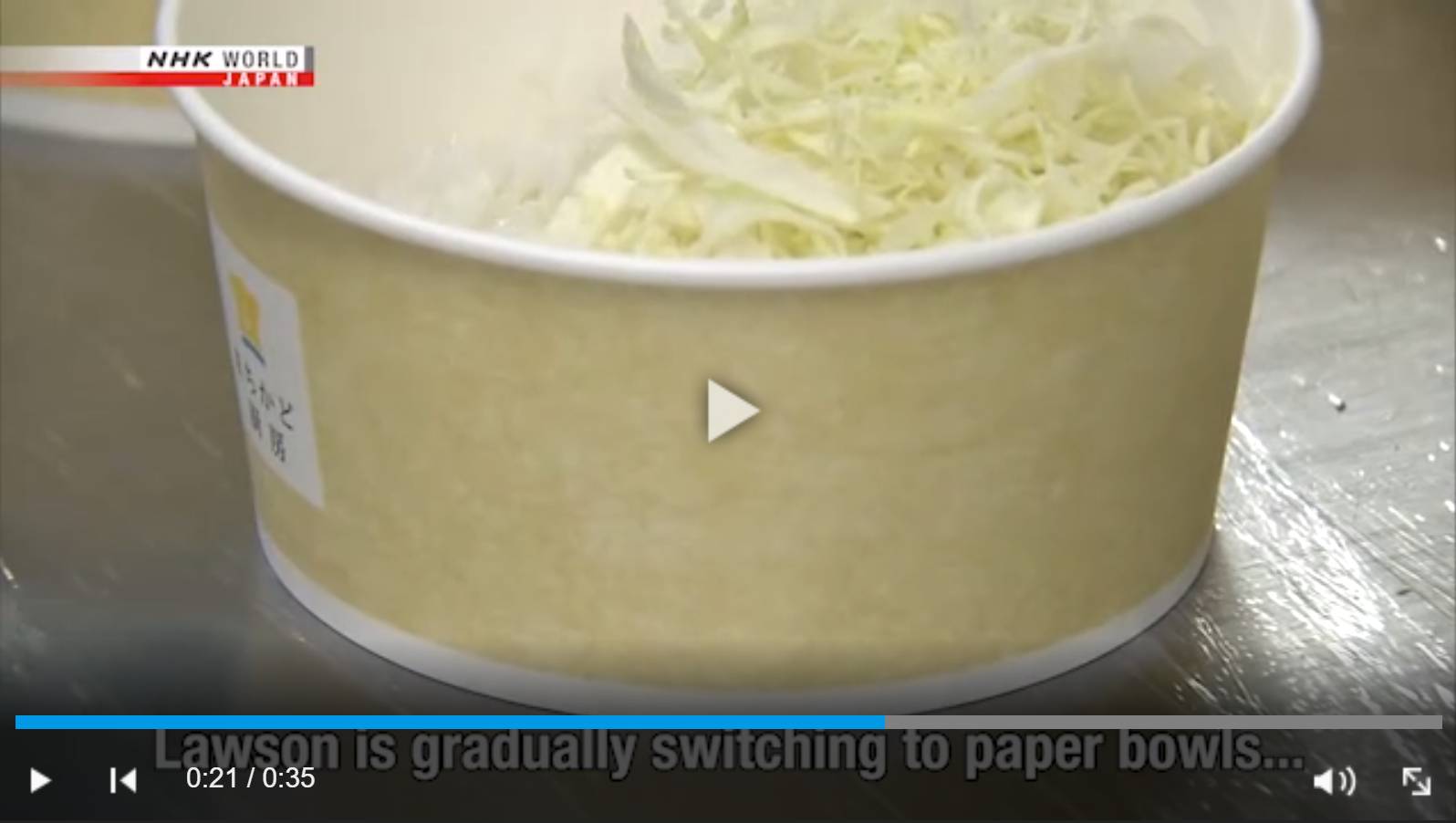 Цитата из видео «Japanese convenience stores switch to paper containers» телеканала NHK