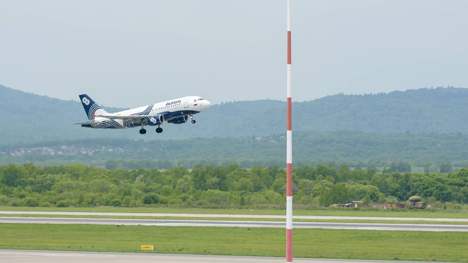 Взлет Airbus A319 авиакомпании Аврора в аэропорту