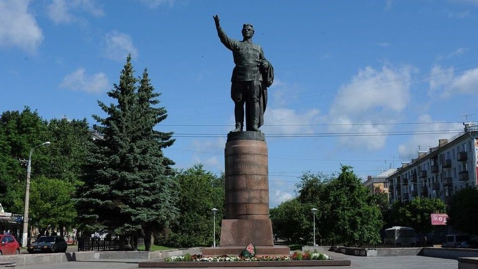 Памятник С. М. Кирову на Октябрьском проспекте