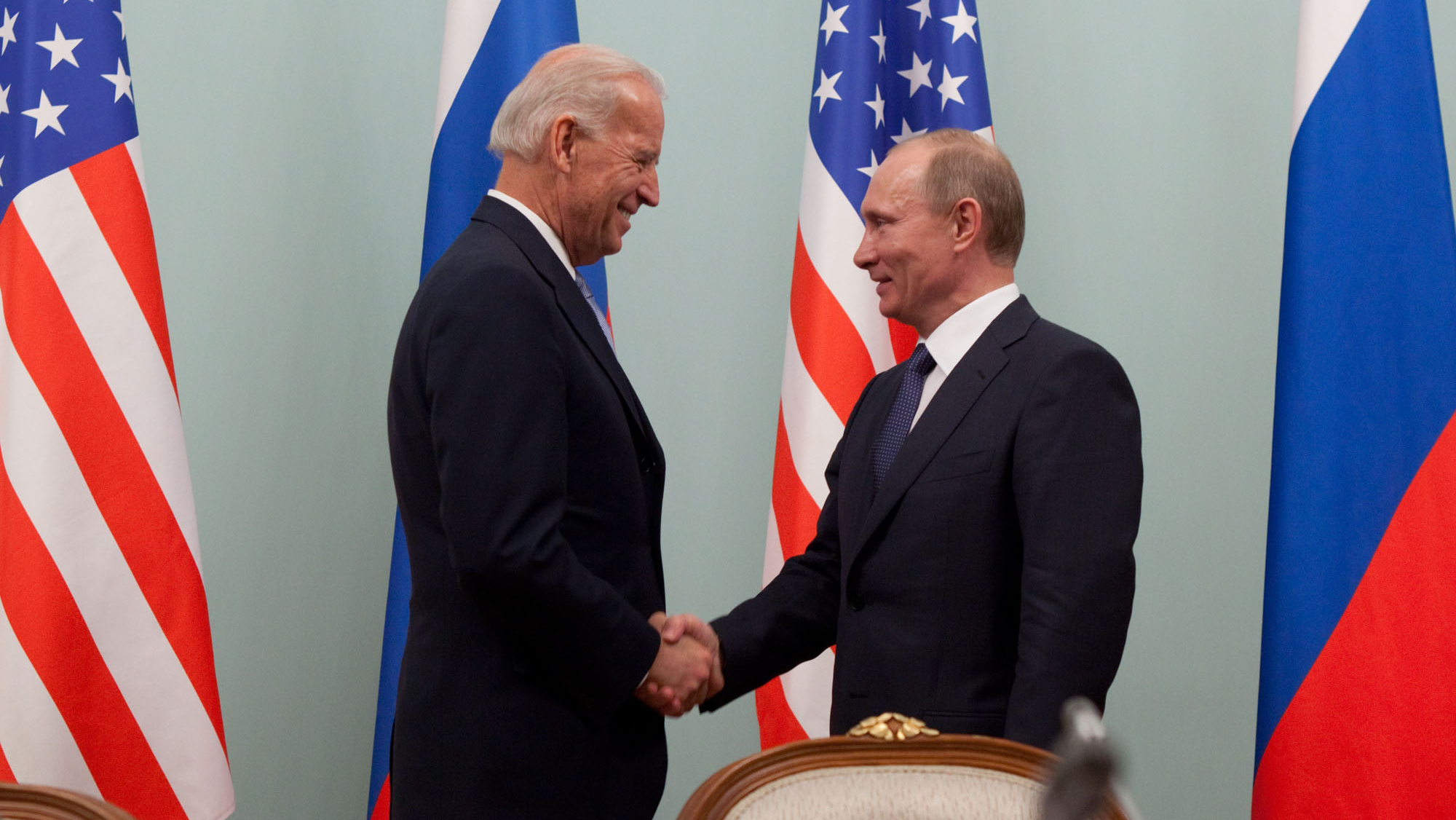Джо Байден и Владимир Путин в 2011 году