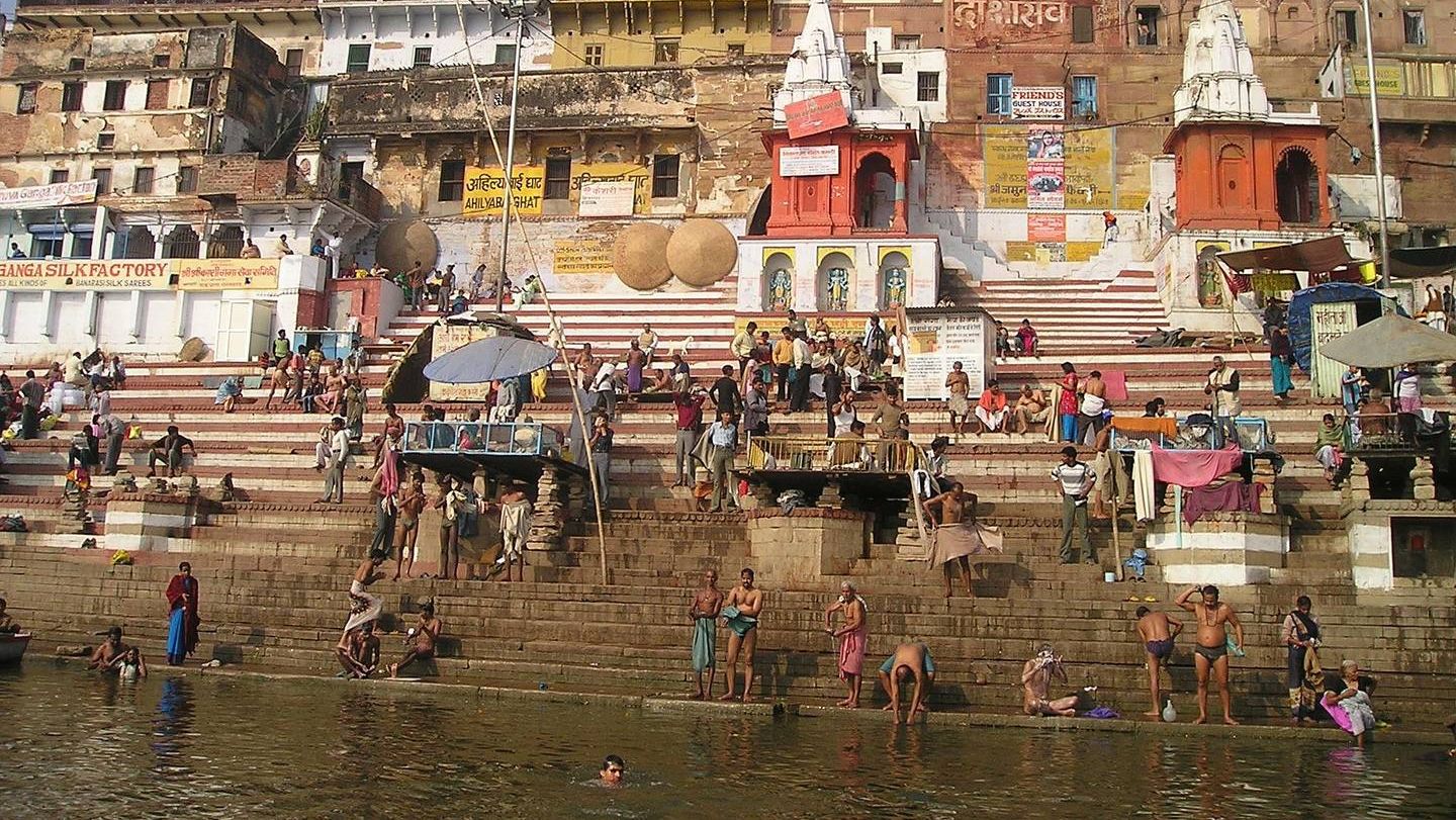Сотни тысяч индийцев совершили священное омовение в реке Ганг