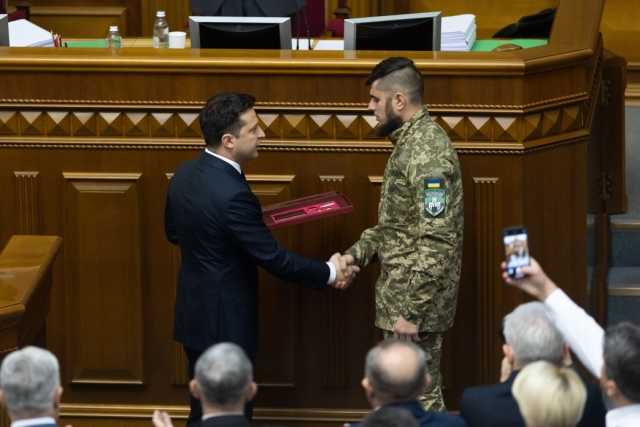 Президент Украины Владимир Зеленский награждает украинского карателя Дмитрия Коцюбайло