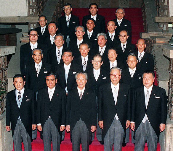 Масаеси Такемура среди членов кабинета Мураямы (в официальной резиденции премьер-министра 8 августа 1995 года)