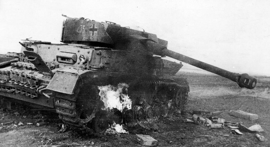 Горящий немецкий танк. Курская дуга. 1943
