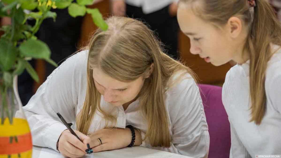 Школьники пишут письма участникам СВО