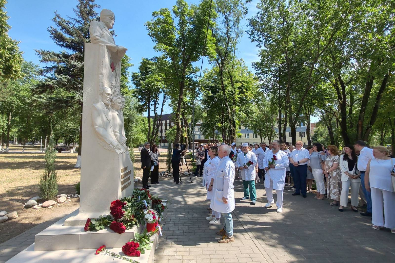 Памятник, посвященный подвигу медицинских работников в борьбе в с COVID-19, в Ростове-на-Дону