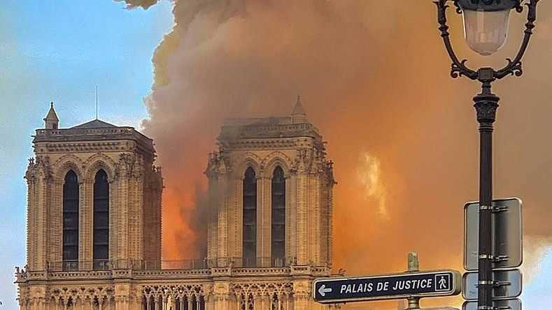 Пожар в Нотр-Дам де Пари. Франция. Париж