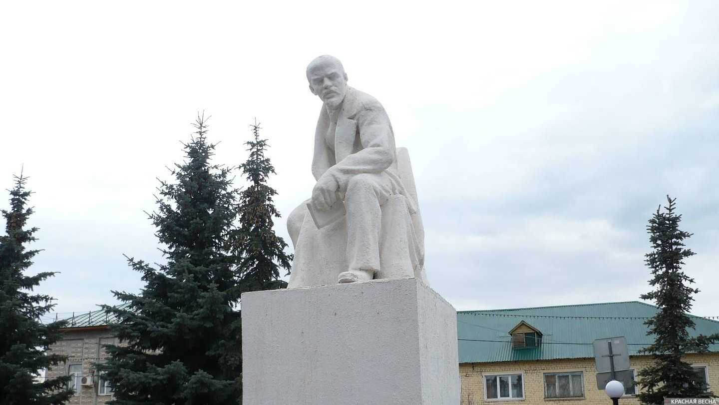 Памятник Ленина на Красной площади. Давлеканово. Республика Башкортостан.
