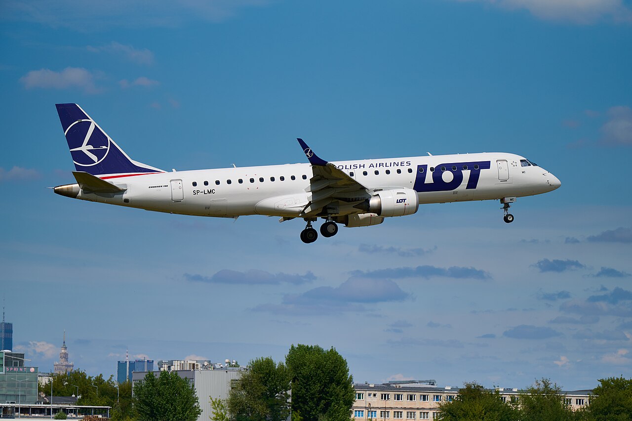 Самолет Embraer 190