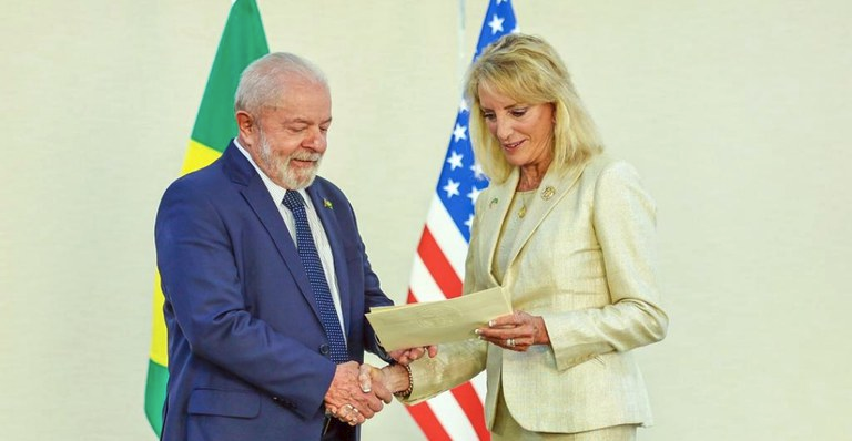 Посол США Элизабет Бэгли вручает верительные грамоты президенту Бразилии 