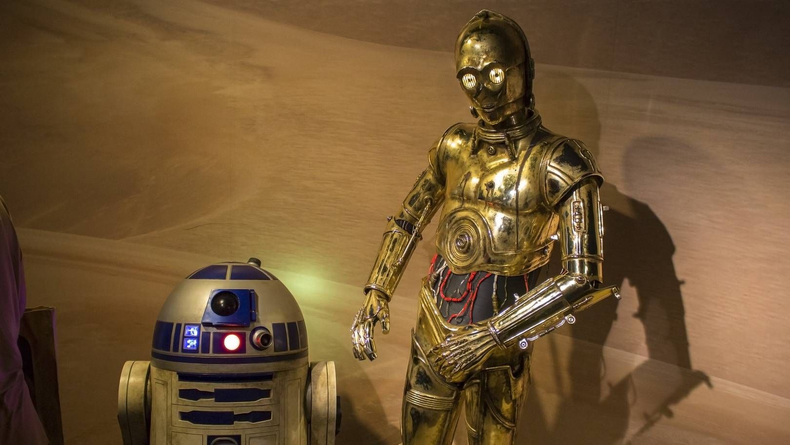 Роботы C3PO и R2D2 — персонажи фантастической киносаги «Зведные войны» Д. Лукаса