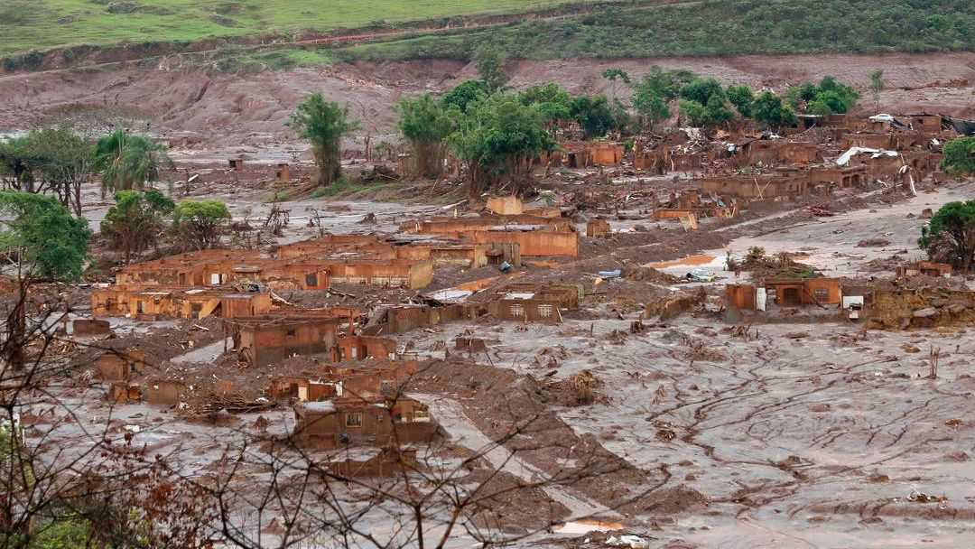 Деревня Бенту-Родригес, затопленная в результате обвала дамбы (штат Минас-Жерайс, Бразилия)