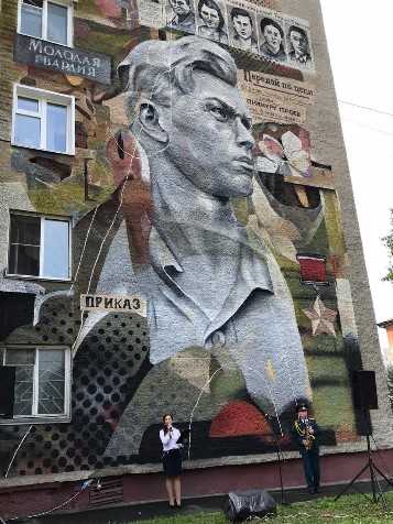 Портрет Героя Советского Союза Сергея Тюленина на фасаде дома в Кемерово