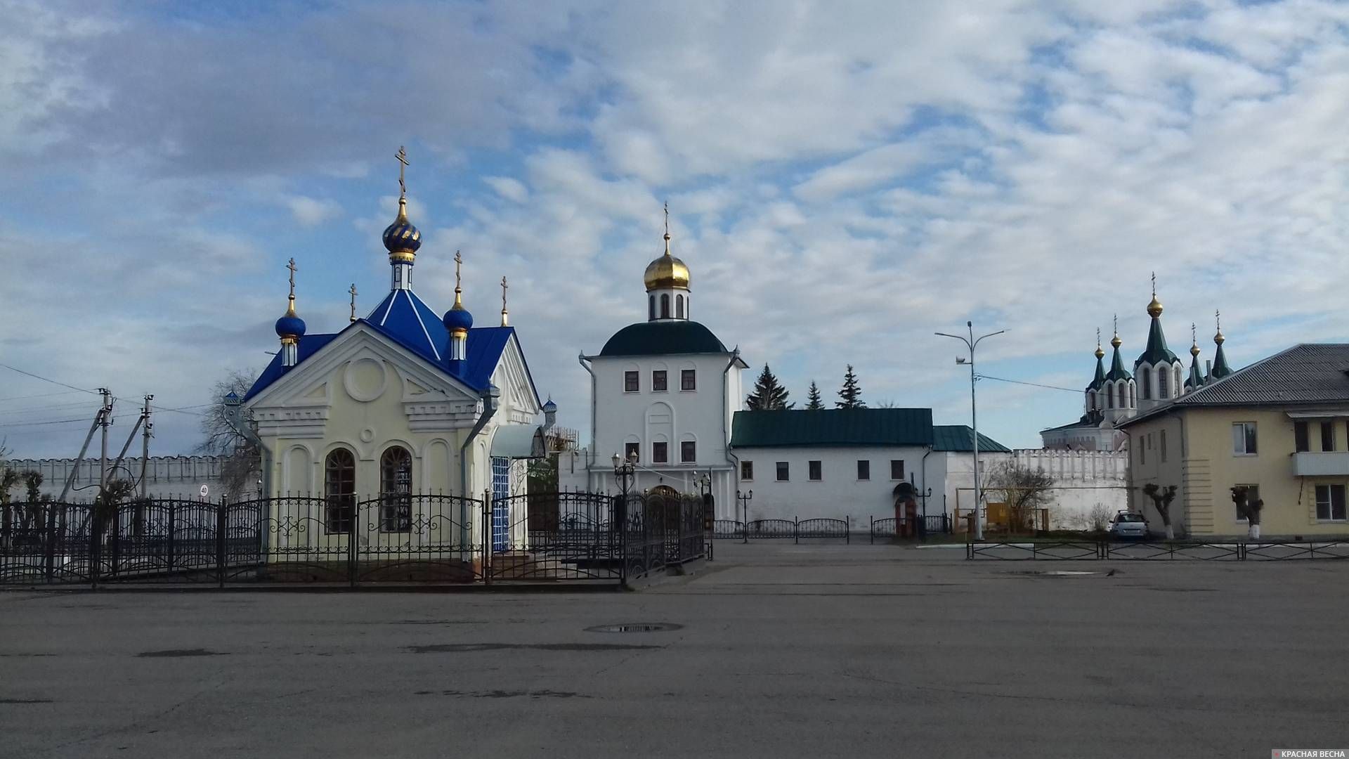 Центральная площадь города Далматово. Часовня и монастырь