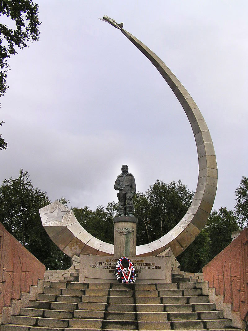 Мемориал авиаторам-североморцам, погибшим в море. Открыт 17 августа 1986 года в поселке Сафоново (Мурманская область)