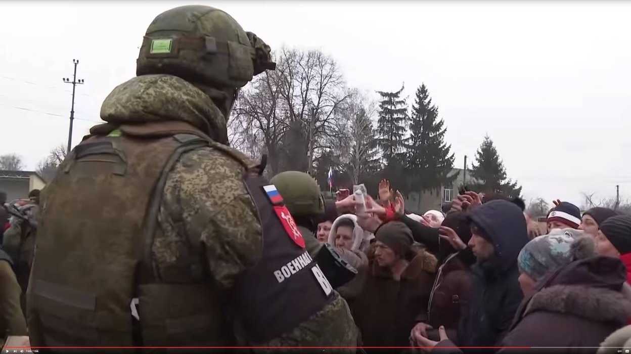 Российские военные раздают гуманитарную помощь на Украине. Март 2022 года
