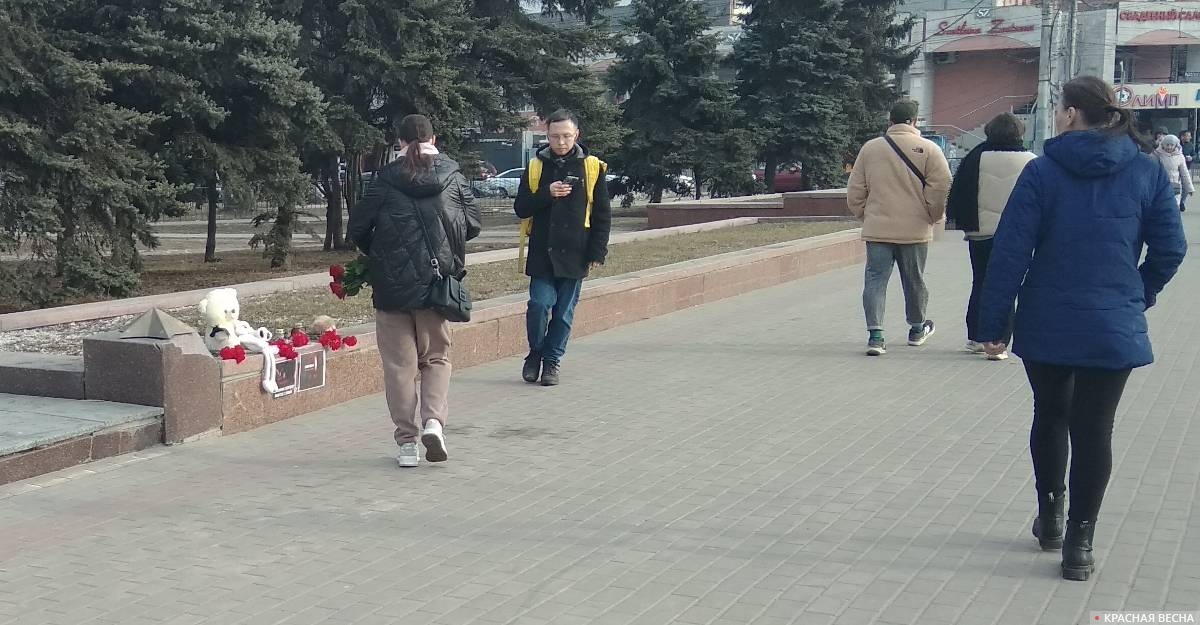 Спонтанный мемориал в честь погибших в «Крокус Сити», Воронеж, 23 марта 2024 года