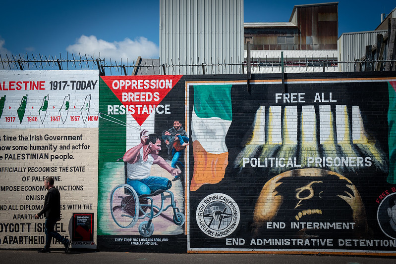 Стена мира в Белфасте, разделяющая католические и протестантские кварталы. Северная Ирландия 