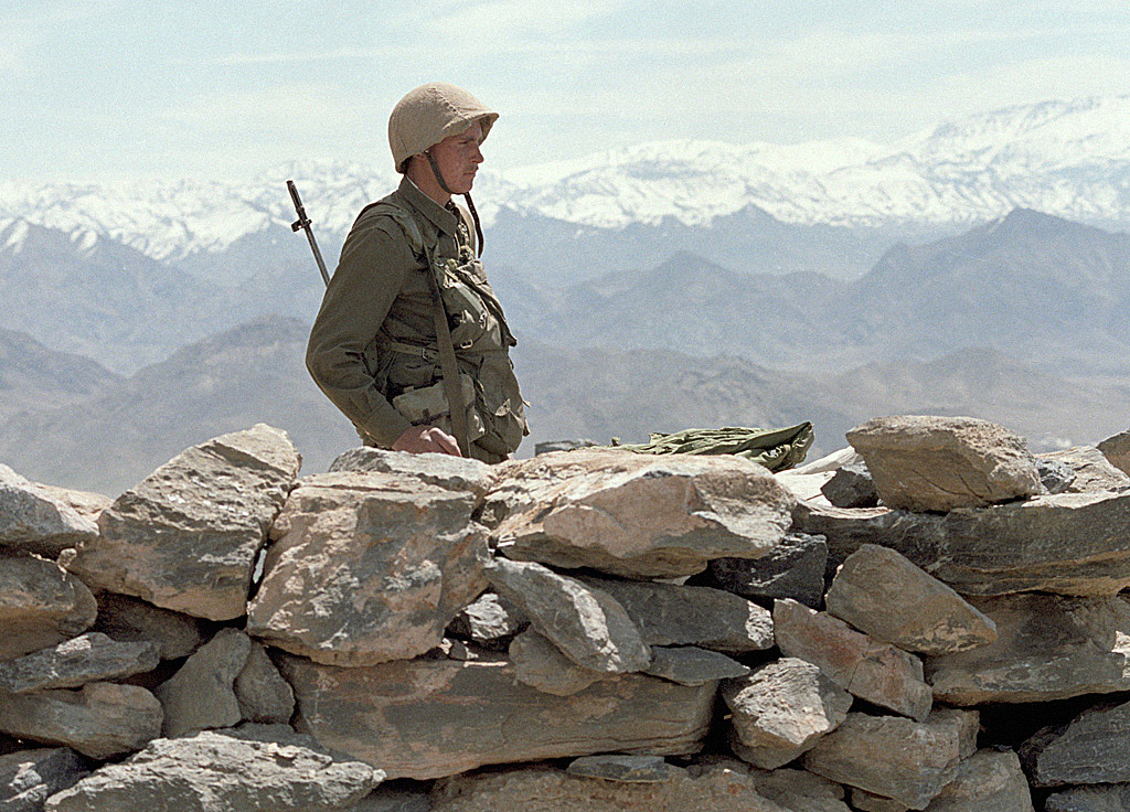 На посту (Советский воин интернационалист охраняет дороги Афганистана)