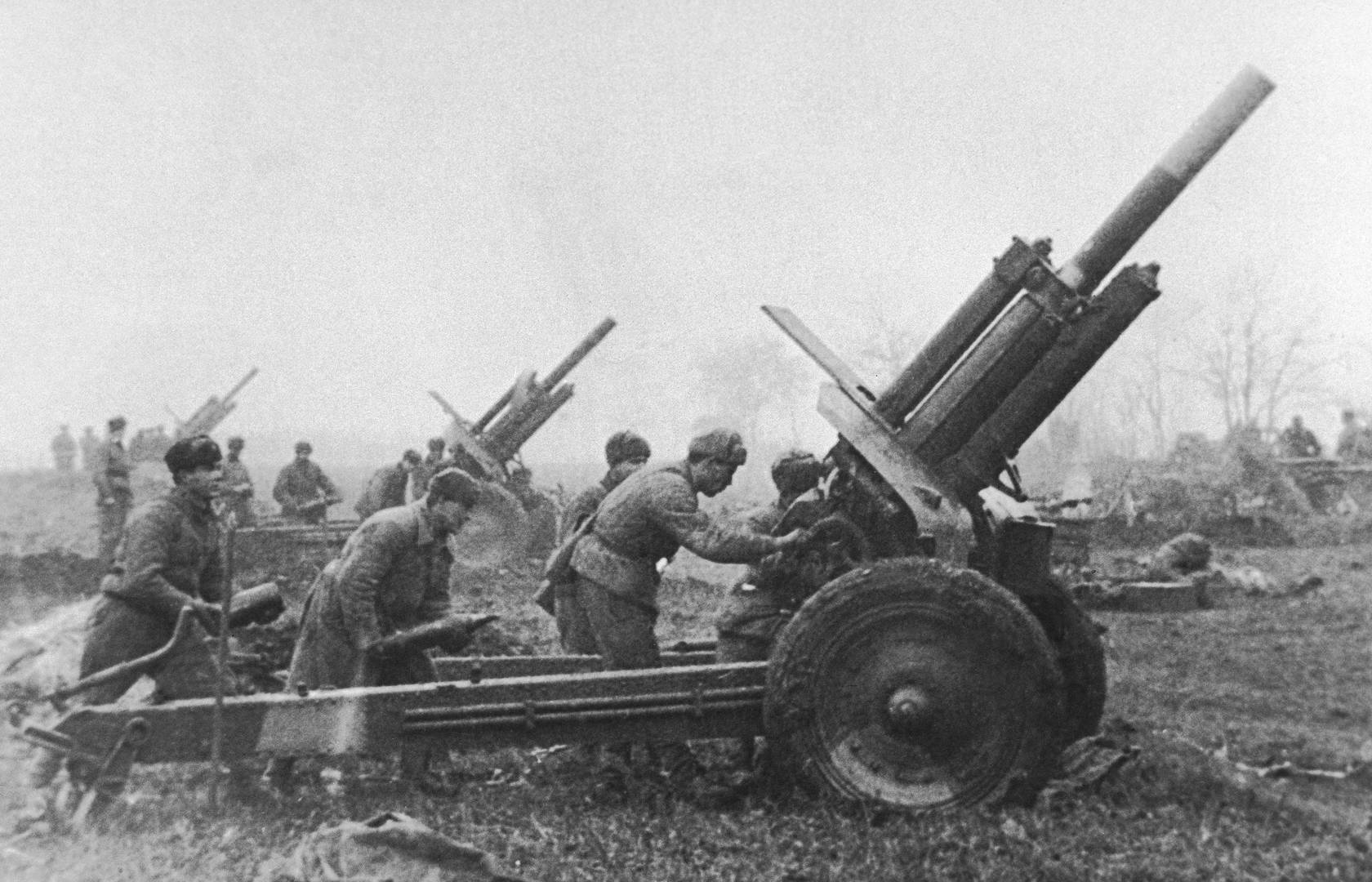 Батарея 122-мм гаубиц образца 1938 года (М-30) 2-го Украинского фронта ведет огонь в Венгрии. 1944