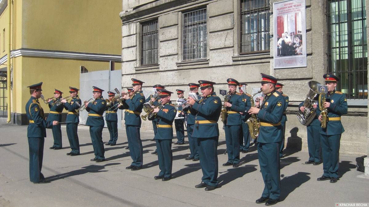 Духовой оркестр перед входом в Военно-медицинский музей Минобороны РФ. Санкт-Петербург. 18.04.2019