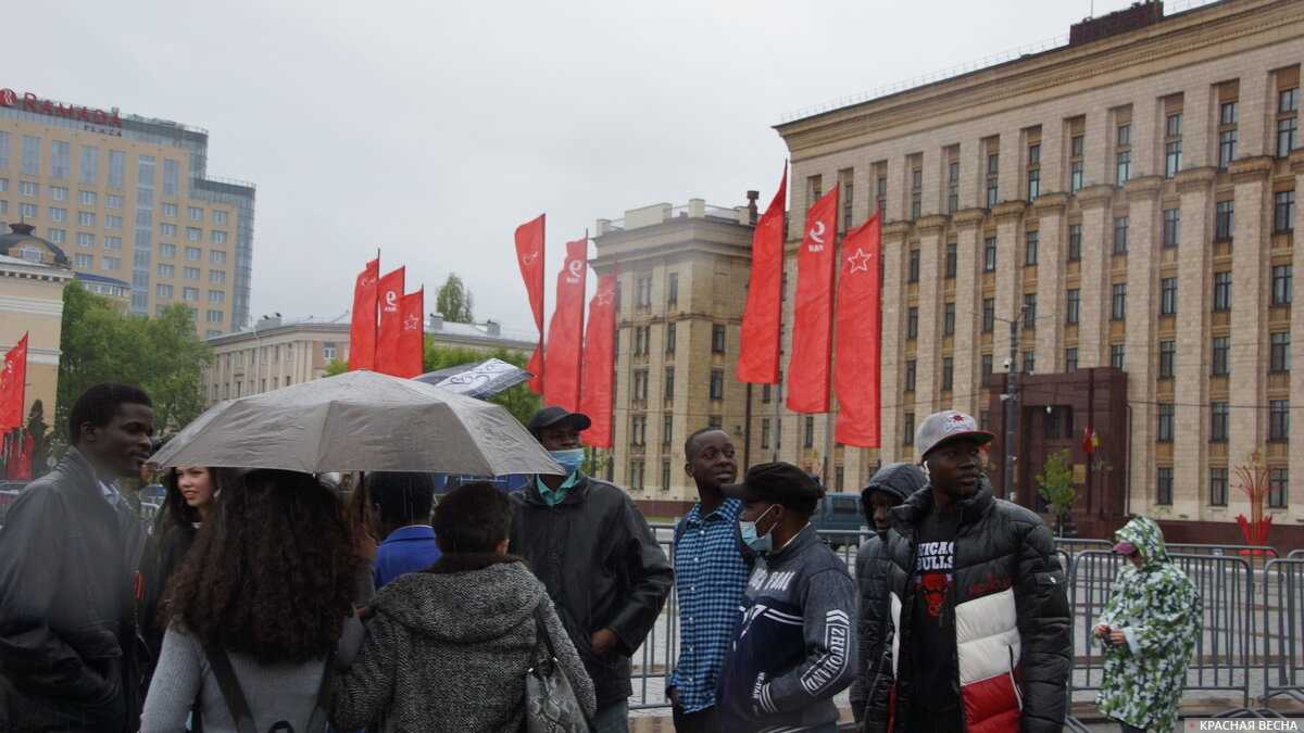 Представители братских народов на площади Ленина. Воронеж, 9 мая 2022 года