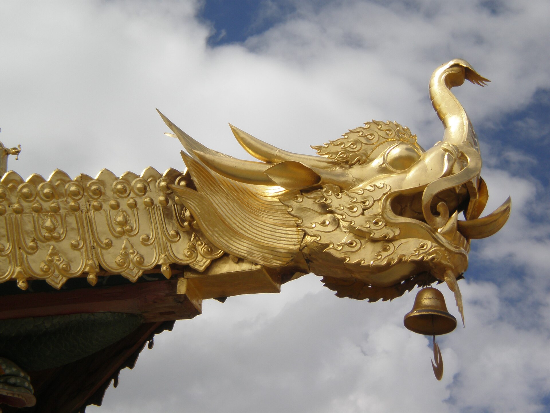 Скульптурное изображение Чивэнь (одного из девяти сыновей дракона) на крыше главного молитвенного зала в монастыре Сунцзанлинь. Шангри-Ла, Китай