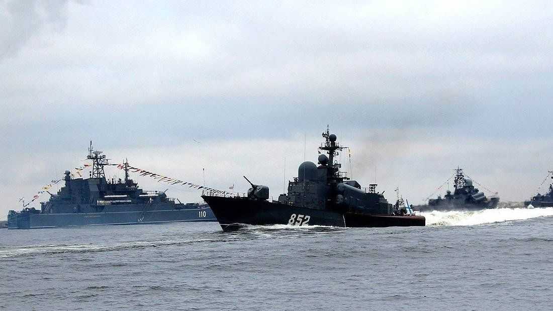 Парад боевых кораблей в честь дня Военно-Морского Флота.