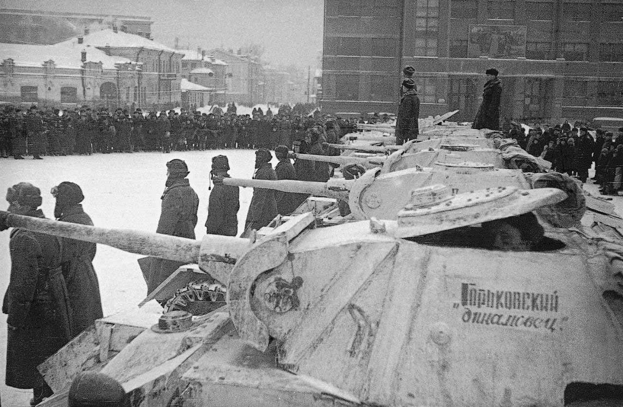 Танковая колонна Горьковский динамовец, 21 декабря 1942 у Дома Связи перед отправкой на фронт