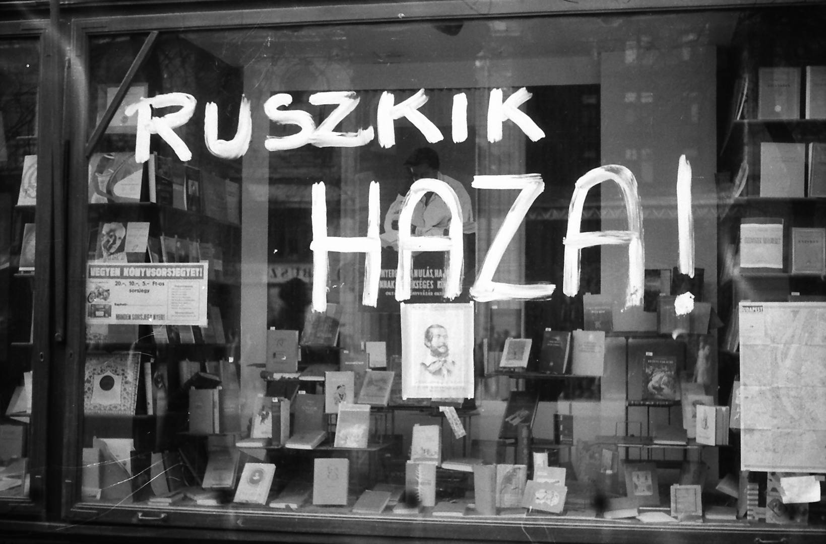 Венгерское восстание 1956 года. Надпись «Русские домой» на витрине книжного магазина