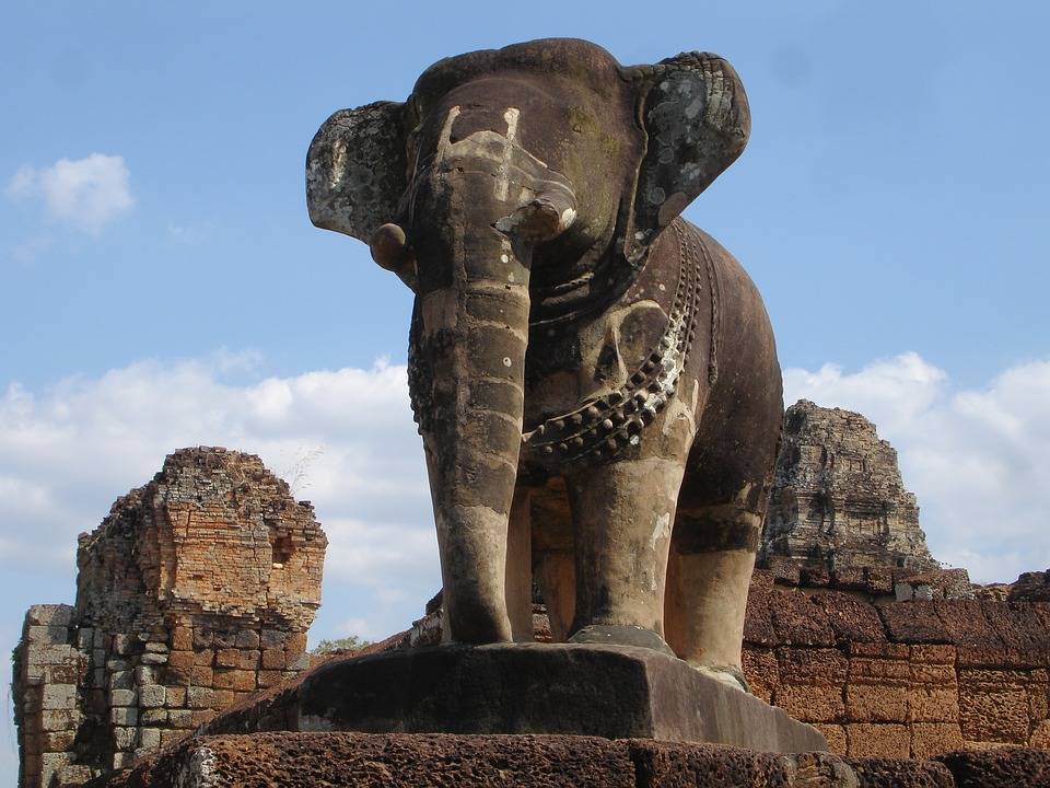 Каменный слон в развалинах храмового комплекса Ангкор. Камбоджа
