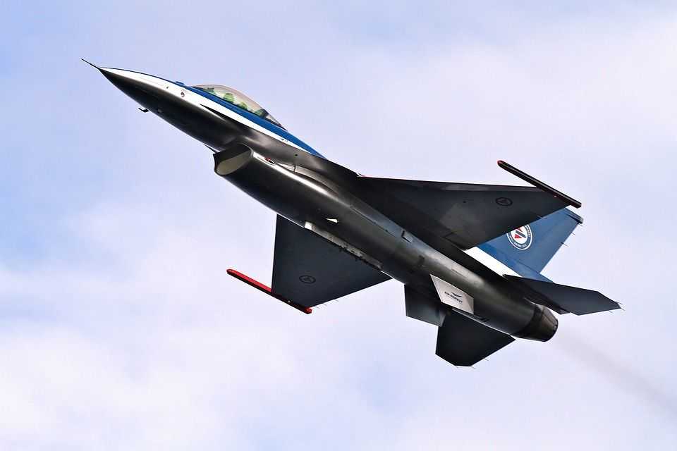 Самолет F-16, автор: ingewallumrod, лицензия: CC0 1.0