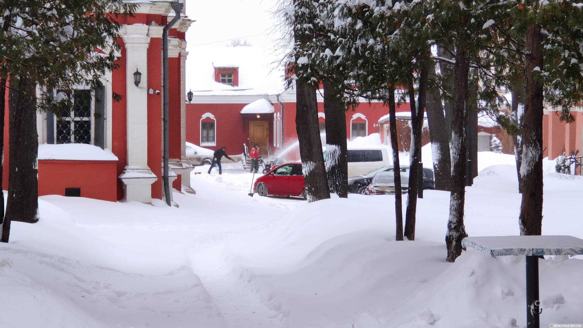 Очистка снега на территории храма с «божьей помощью»