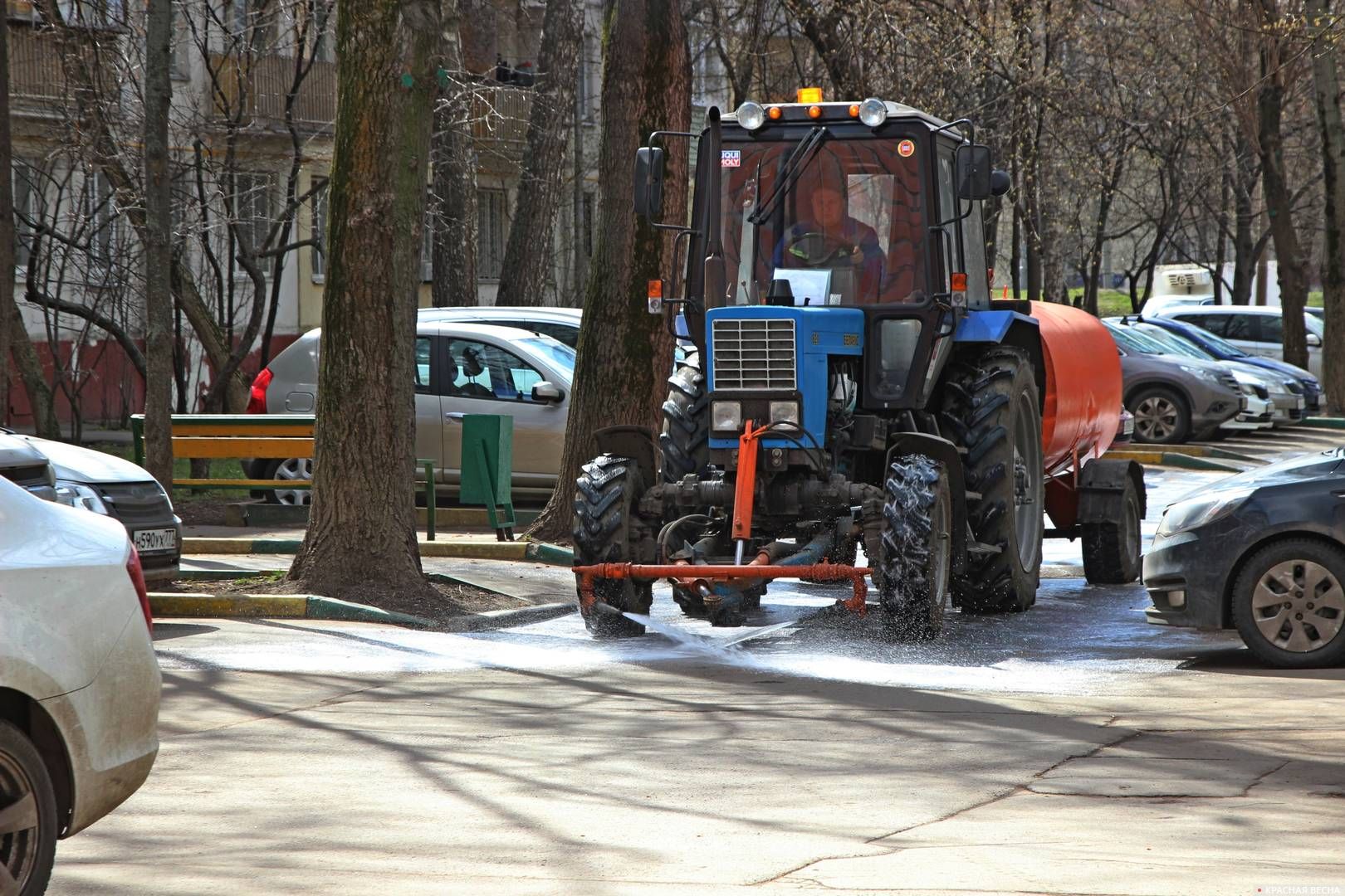 Москва.  Двор моют с «шампунем»