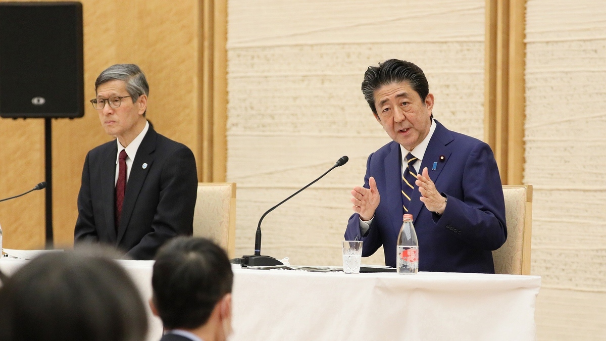 Сигэру Оми и Синдзо Абэ, апрель 2020