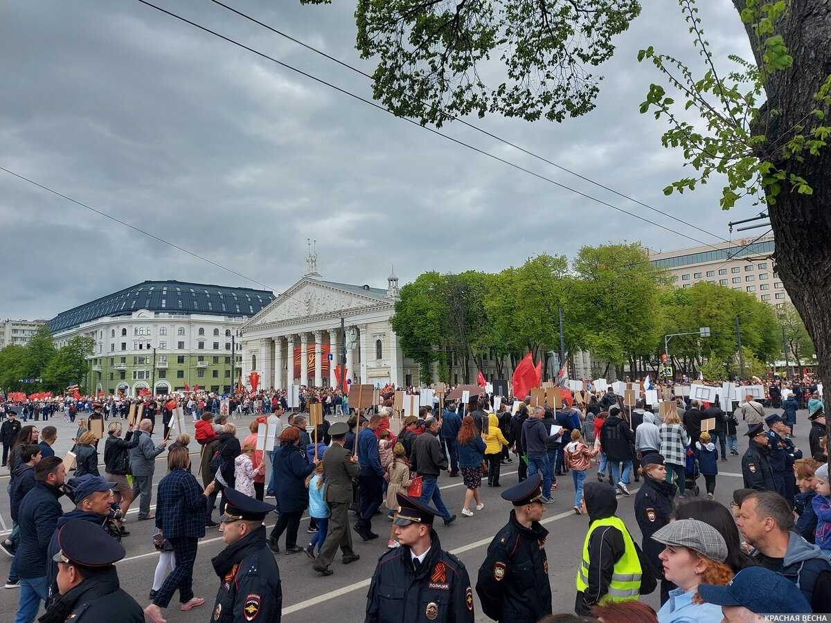 «Бессмертный полк» огибает площадь Ленина. Воронеж, 9 мая 2022 года