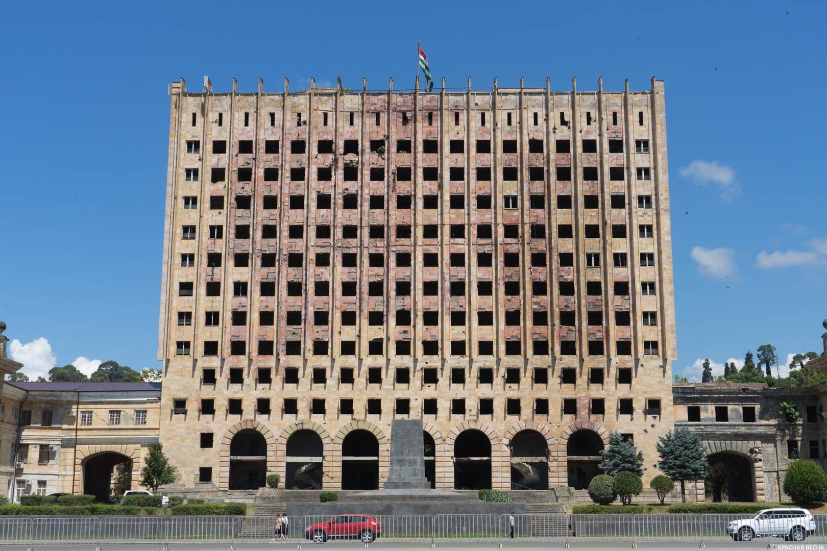 Бывшее здание парламента Абхазии на Площади Свободы